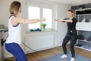 Trainerin Sandra beim EMS Training mit Kundin